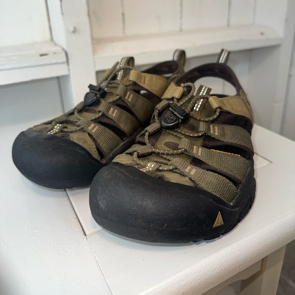 Keen Newport H2 Sandals - Army Green & Black -Size 7 Waterproof Hiking - Picture 3 of 13